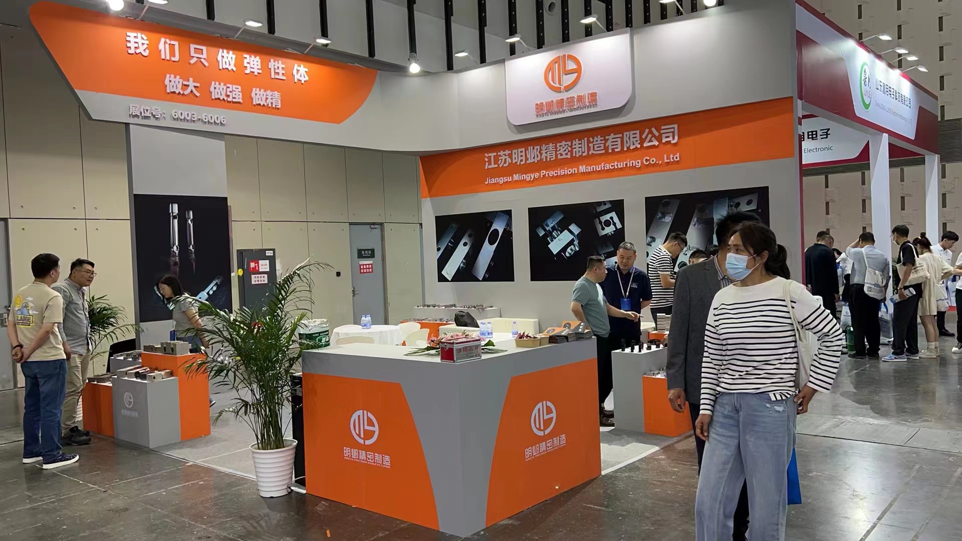 上海展位設(shè)計公司如何打造專業(yè)形象？(圖1)